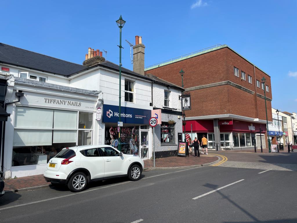 Lot: 114 - TOWN CENTRE COMMERCIAL INVESTMENT - Town centre commercial property